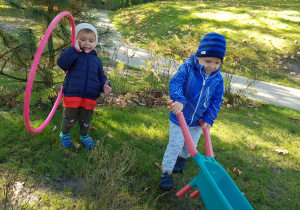 Chłopcy bawią się w ogrodzie